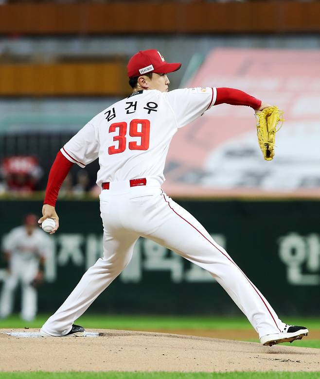 23일 인천 KIA전에서 올 시즌 국내 투수 개인 한 경기 최다 타이인 탈삼진 12개를 기록한 김건우. SSG 제공