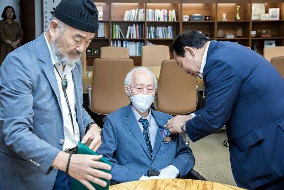 미국정부 인도주의 봉사상을 수상한 임창수 옹(가운데)와 임재한 문화해설사(왼쪽) 최민호 세종시장 [사진=세종시]