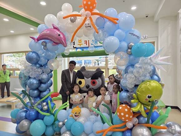 대구 북구 부키랜드에서 아이들과 함께 하는 배광식 청장 [사진=북구청]