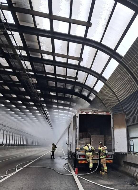 지난 19일 영동고속도로 용인 수지구 상현동 인근 광교 방음터널에서 인천방향으로 주행하던 8.5t 화물차 화재 진압 모습. [사진=경기도소방재난본부]