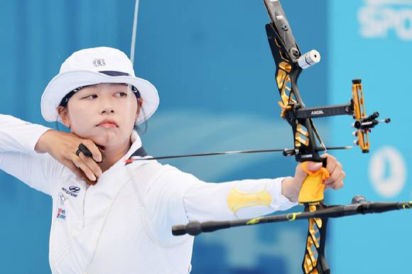지난 12일 광주 동구 국립아시아문화전당 5·18민주광장에서 열린 2025 세계양궁선수권대회 리커브 여자 개인전 16강에서 임시현이 화살을 쏘고 있다. [사진=연합뉴스]