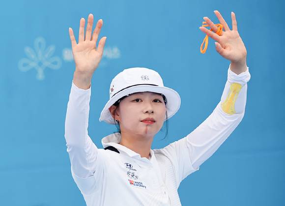 지난 12일 광주 동구 국립아시아문화전당 5·18민주광장에서 열린 2025 세계양궁선수권대회 리커브 여자 개인전 16강에서 승리한 임시현이 기뻐하고 있다. [사진=연합뉴스]