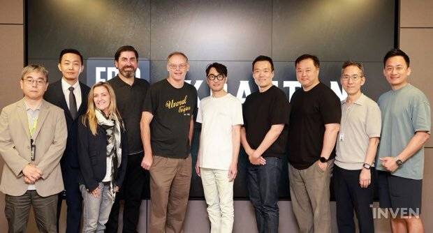 ▲ (가운데) 팀 스위니 CEO와 김창한 대표