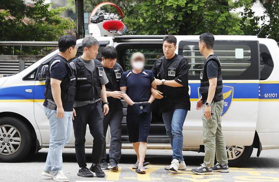 접근금지 조치 기간이 끝난 직후 아내를 찾아가 살해한 남성이 인천지방법원에 출석하고 있다. 법 제도의 미비로 인한 교제폭력 살인이 전국에서 잇따르고 있다. [뉴시스]