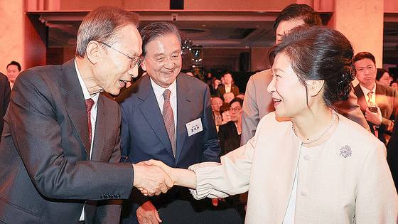 중앙일보 창간 60주년 기념식이 17일 오전 서울 소공동 롯데호텔에서 열렸다. 이날 참석한 이명박 박근혜 전 대통령이 악수하고 있다. 가운데는 홍석현 중앙홀딩스 회장. 전민규 기자