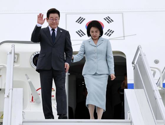 유엔총회 참석차 미국을 방문한 이재명 대통령과 김혜경 여사가 22일(현지시간) 뉴욕 JFK공항에 착륙한 공군 1호기에서 환영객에게 인사하고 있다. 김현동 기자