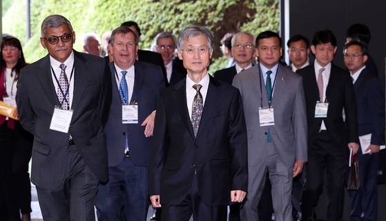 조희대 대법원장(가운데)이 22일 서울 신라호텔에서 열린 ‘2025 세종 국제 콘퍼런스’에 참석하고 있다. 이날 조 대법원장은 개회사에서 “세종대왕은 법을 왕권 강화를 위한 통치 수단이 아니라 백성들의 삶의 질을 향상시키고 그들의 권리를 보장하는 규범적 토대로 삼았다”고 말했다. [뉴스1]