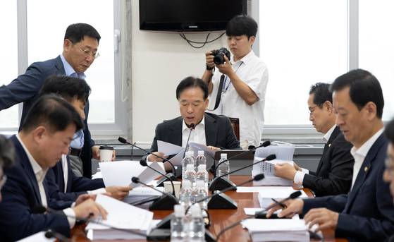 정태호 국회 경제재정소위원장이 지난 16일 서울 여의도 국회에서 열린 제429회 국회(정기회) 기획재정위원회 제2차 경제재정소위원회를 주재하고 있다. 뉴스1