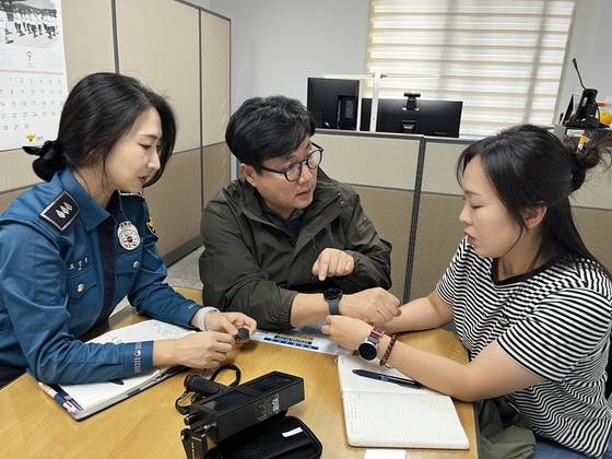 경기 광주경찰서 이주일 여성청소년과장(가운데)과 조인경 경장(왼쪽), 김지영 경사가 스마트워치 등 교제 폭력 피해자 보호용 장비를 점검하고 있다.