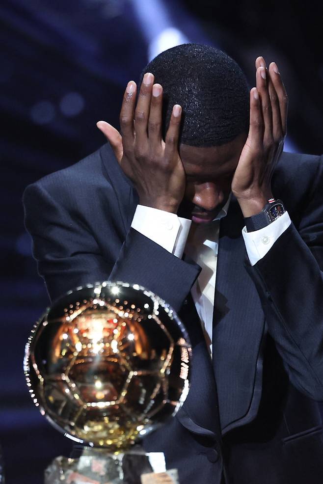 발롱도르 수상자 뎀벨레가 눈물을 쏟으며 수상 소감을 밝혔다. [AFP=연합뉴스]