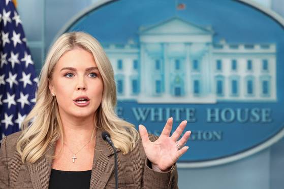 캐롤라인 레빗 백악관 대변인이 22일(현지시간) 백악관 브리핑에서 도널드 트럼프 대통령의 유엔총회 참석 일정 등에 대해 브리핑하고 있다. 로이터=연합뉴스