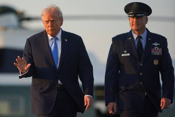 도널드 트럼프 미국 대통령이 22일(현지시간) 미국 메릴랜드주 앤드루스 합동기지에서 제80차 유엔총회 참석을 위해 뉴욕으로 출발하며 마린 원을 배경으로 걷고 있다. 로이터=연합뉴스