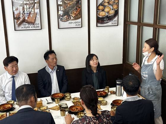 22일 제주시 용담이동의 한 갈치요리 전문점에서 ‘가성비 제주관광을 위한 갈치요리 가격개선 현장 방문’과 관련해 식당 대표가 오영훈제주지사 등 관계자들에게 음식 설명을 하고 있다. 최충일 기자