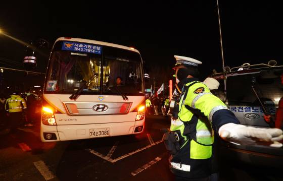 지난해 12·3 비상계엄 당시 국회의사당을 봉쇄했던 경찰 버스가 철수하는 모습. 연합뉴스
