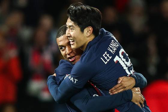 음바페(왼쪽)는 이강인을 막내동생처럼 아낀다. EPA=연합뉴스