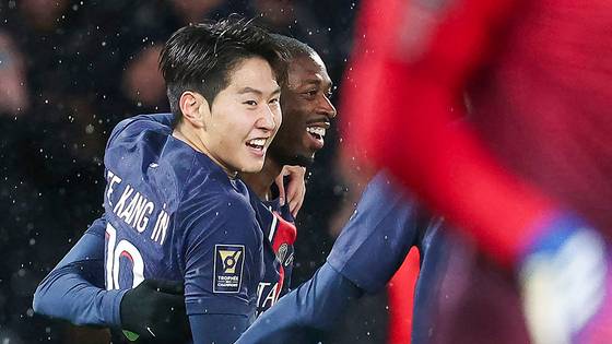 뎀벨레(오른쪽)와 이강인은 트레블을 합작했다. AFP=연합뉴스