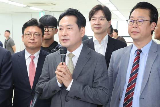 장동혁 국민의힘 대표와 부산시당 소속 국회의원들이 15일 부산 동구 해양수산부 이전 임시청사를 방문하여 부산시의 해수부 이전 관련 설명을 듣고 난 후 이야기하고 있다. 송봉근 기자.