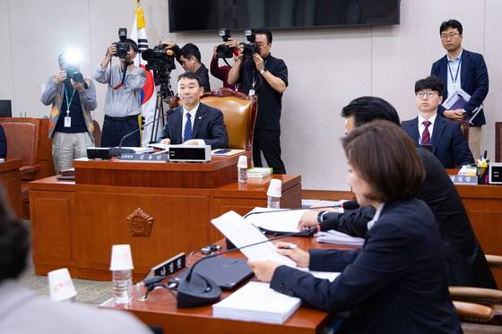 김용민 국회 법제사법위원회 법안심사제1소위원장이 23일 서울 여의도 국회에서 열린 제429회 국회(정기회) 법제사법위원회 제4차 법안심사제1소위원회에서 국민의힘 의원석을 바라보고 있다. 뉴스1