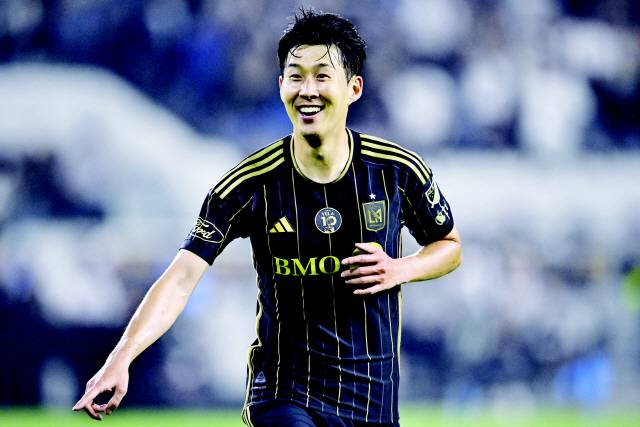 ▲ 로스앤젤레스 FC 손흥민이 22일(한국 시간) 미국 캘리포니아 LA BMO 스타디움에서 열린 레알 솔트레이크와 2025 MLS 정규리그 맞대결 후반 추가시간 3분 역전골 겸 결승골을 터트린 뒤 기뻐하고 있다.  연합뉴스