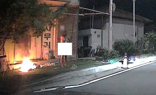 ▲ 건물에 불을 지르는 방화범 [강원경찰청 제공]