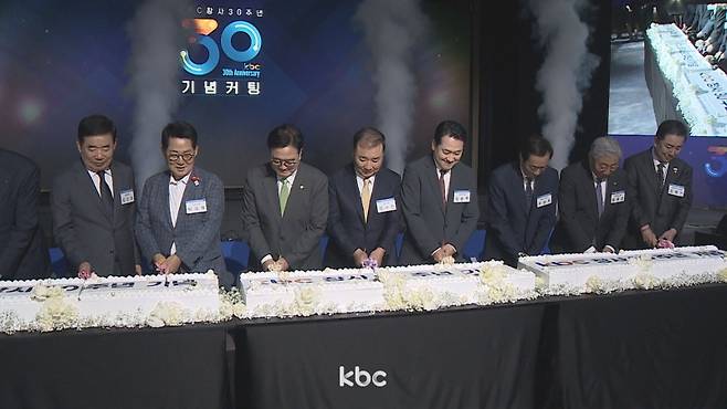 ▲ KBC 광주방송 30주년 기념식에 참석한 여야 정치인 등 참석자들의 기념 커팅&nbsp;