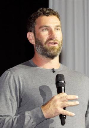 < 트럼프家 코인 기업에 쏠린 눈 > 글로벌 디지털자산 콘퍼런스 ‘이스트포인트 서울 2025’가 22일 서울 한남동 그랜드하얏트서울에서 올해 처음 열렸다. 이번 행사는 한경미디어그룹과 글로벌 블록체인 투자사 해시드, 도널드 트럼프 미국 대통령 일가가 세운 월드리버티파이낸셜(WLFI)이 공동 주최했다. 기조연설을 하고 있는 포크먼 공동창업자.  최혁 기자