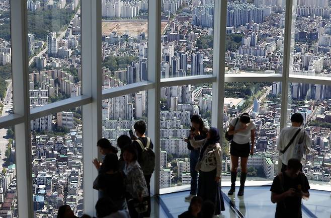 롯데월드 서울스카이 전망대에서 시민들이 아파트 단지를 바라보고 있다. 사진=뉴스1