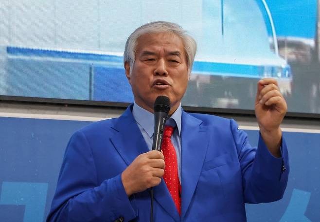 지난달 13일 긴급기자회견을 하는 전광훈 목사의 모습/사진=연합뉴스
