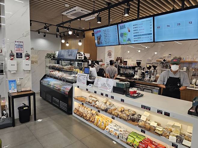 카페 폭포 내부에서 직원들이 손님을 맞이하고 있다. 권용훈 기자