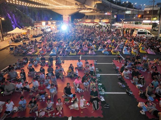 서대문구 카페 폭포 광장에서 열린 ‘폭포 시네마’에 시민들이 모여 영화를 관람하고 있다. 서대문구 제공
