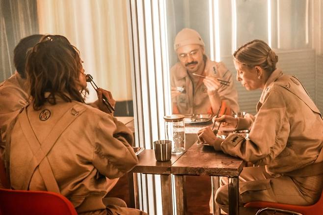 우카시 트바르코프스키의 연극 '디 임플로이'/사진=예술경영지원센터