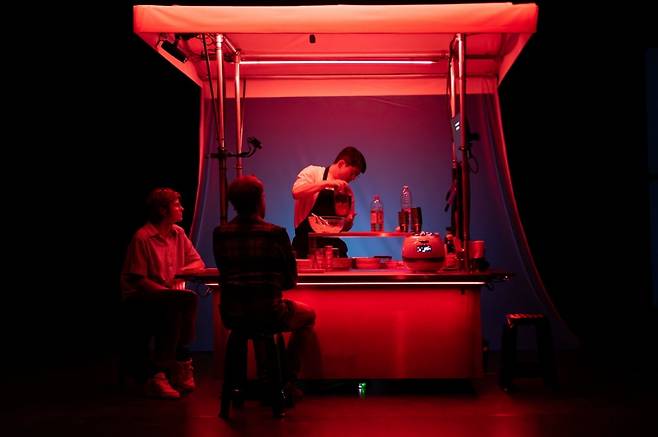 구자하 작가의 연극 '하리보 김치'./사진=예술경영지원센터