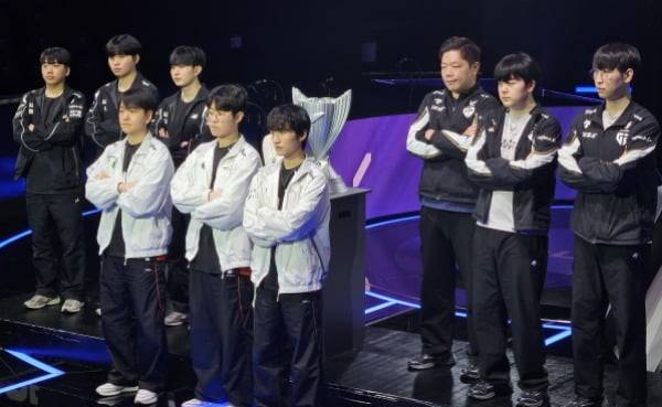 지난 23일 서울 종로구 LoL파크에서 열린 2025 LCK 파이널 미디어데이에서 한화생명e스포츠, KT 롤스터, 젠지 e스포츠 선수단이 포즈를 취하고 있다. / 이주현 기자