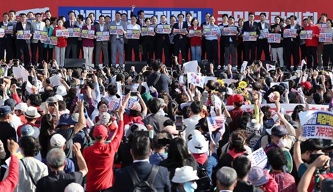 국민의힘 장동혁 대표와 송언석 원내대표 등 국민의힘 관계자들이 지난 21일 대구 동구 동대구역 광장에서 열린 ‘야당탄압·독재정치 국민 규탄대회’에 참가해 여당 규탄 피켓을 들고 있다. 연합뉴스