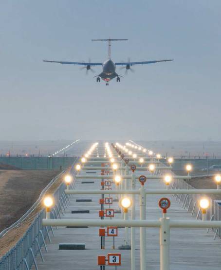 항공기가 김포공항 활주로 남단 끝에 설치된 진입등을 따라 착륙을 시도하고 있다. 한국공항공사 제공. 사진은 본문 기사와 직접 관련된 내용은 아님.