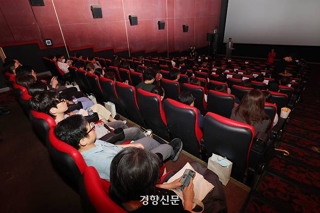 해외 입양을 다룬 다큐멘터리 영화 <로스트 버스데이> 시사회가 16일 서울 중구 CGV 명동역 씨네라이브러리에서 진행되고 있다. 정효진 기자