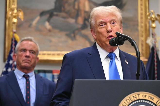 도널드 트럼프 미국 대통령(오른쪽)이 22일(현지시간) 백악관에서 열린 기자회견 중 로버트 케네디 주니어 미국 보건복지부 장관과 함께 자폐증 원인이 임신 중 아세트아미노펜 복용 때문이라고 발언하고 있다. AFP연합뉴스