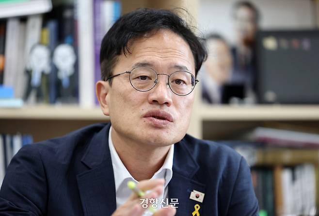 박주민 더불어민주당 의원이 23일 국회 보건복지위원장실에서 경향신문과 인터뷰하며 내년 서울시장 선거 출마 의사를 밝히고 있다. 박민규 선임기자