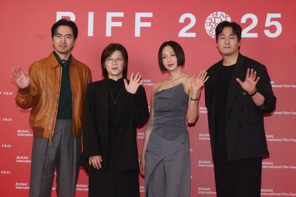 지난 22일 영화의전당에서 열린 경쟁 부문작 ‘실연당한 사람들을 위한 일곱 시 조찬모임’ 포토콜에서 배우 이진욱, 임선애 감독, 금새록 유지태(왼쪽부터)가 포즈를 취한 모습. 연합뉴스