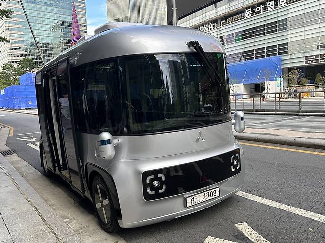 A self-driving bus is seen parked on a street near Cheonggyecheon in Jongno-gu, central Seoul, Tuesday. (Lee Jung-joo/The Korea Herald)