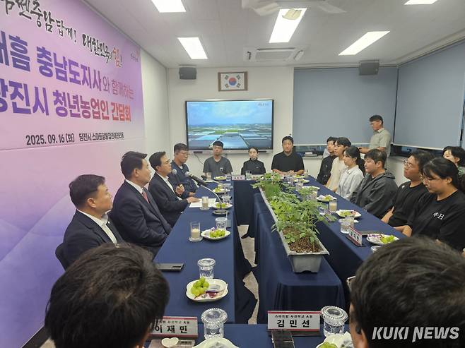 김태흠 충남도지사가 충남형스마트팜사관학교가 운영되고 있는 당진스마트팜 단지에서 청년농업인들과 소통을 하고 있다. 사진=이은성 기자