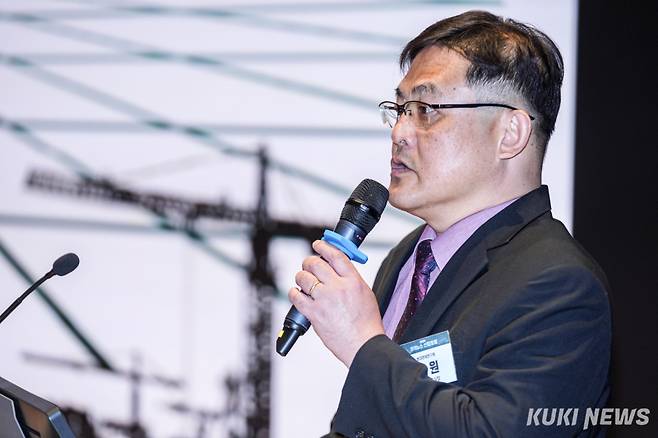 주원 현대경제연구원 경제연구실장이 23일 서울 여의도 한국거래소에서 열린 ‘2025 쿠키뉴스 산업포럼’에서 ‘2026년 대내외 경제 산업환경 변화와 시사점’을 주제로 기조강연을 하고 있다. 유희태 기자&nbsp;