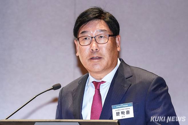 문학훈 오산대학교 미래전기자동차과 교수가 23일 서울 여의도 한국거래소에서 열린 ‘2025 쿠키뉴스 산업포럼’에서 ‘글로벌 대전환기, 한국경제의 새로운 모빌리티 성장 동력 확보와 전략’을 주제로 발표하고 있다. 유희태 기자&nbsp;