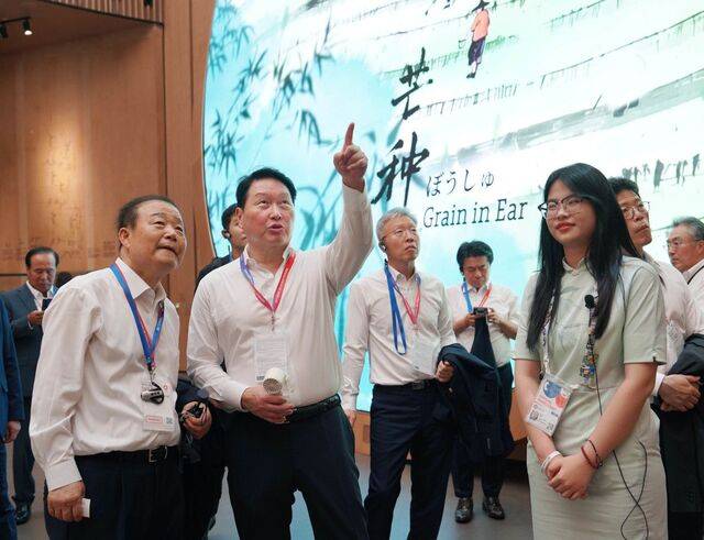 최태원 대한상공회의소 회장 등 대한상의 파견단이 15일 일본 오사카에서 열린 2025 오사카·간사이 엑스포를 참관하고 있다. 대한상공회의소 제공