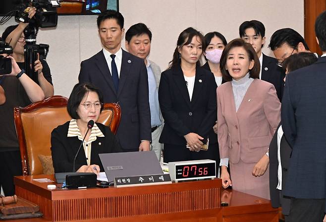 검찰개혁 입법청문회가 열린 지난 22일 국회 법제사법위원회 전체회의에서 나경원 국민의힘 의원이 추미애 법사위원장의 일방적인 회의 진행에 강하게 항의하고 있다. 최현규 기자