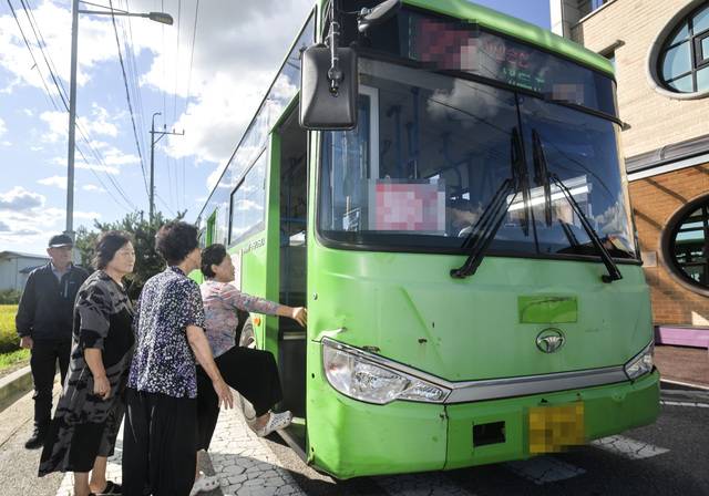 경기도내 한 버스정류장에서 어르신들이 마을버스에 오르고 있다.조주현기자