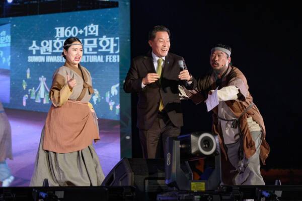 이재준 수원시장(가운데)이 지난해 수원화성문화제 메인공연에서 인사말을 하고 있다. 수원시 제공