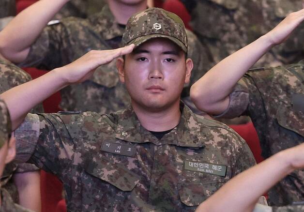 이재용 삼성전자 회장의 장남 이지호 씨가 23일 오전 경남 창원시 진해구 해군사관학교 웅포 강당에서 열린 '제139기 해군 사관후보생 입교식'에서 힘차게 경례하고 있다. 연합뉴스