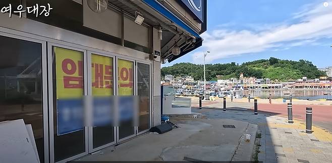 강원 속초시 대포항 한 점포에 ‘임대문의’ 현수막이 붙어 있다. [사진 = 유튜브 채널 ‘여우대장’ 캡처]