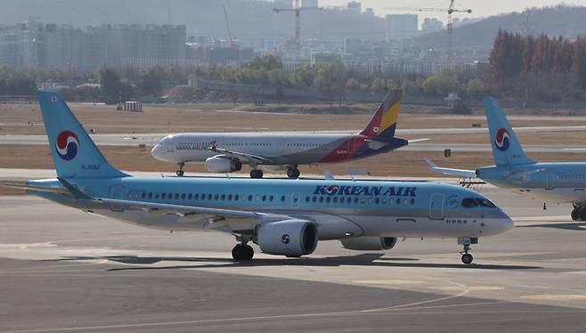 서울 김포공항에 비행기가 정박돼 있다. [이충우 기자]